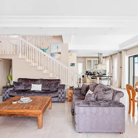 Vista Bella In Ruhiger Villengegend Mit Meerblick