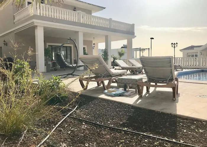 Vista Bella In Ruhiger Villengegend Mit Meerblick Вілла