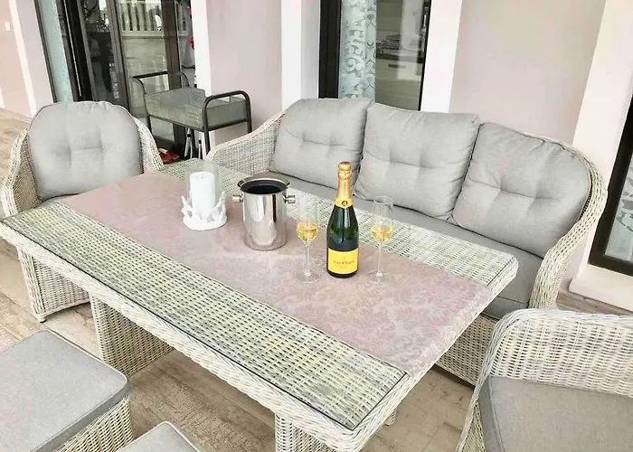 Vista Bella In Ruhiger Villengegend Mit Meerblick Адехе