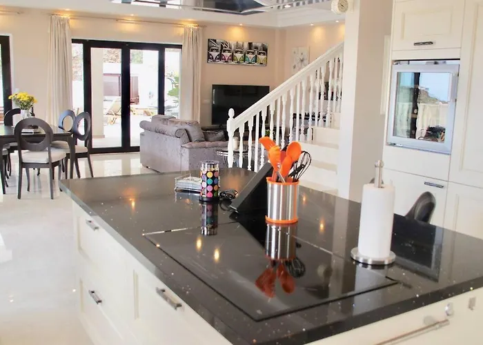 Vista Bella In Ruhiger Villengegend Mit Meerblick Адехе