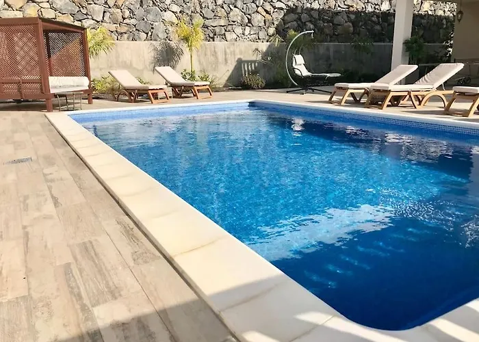 Vista Bella In Ruhiger Villengegend Mit Meerblick * Адехе