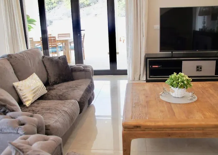 Vista Bella In Ruhiger Villengegend Mit Meerblick Вілла