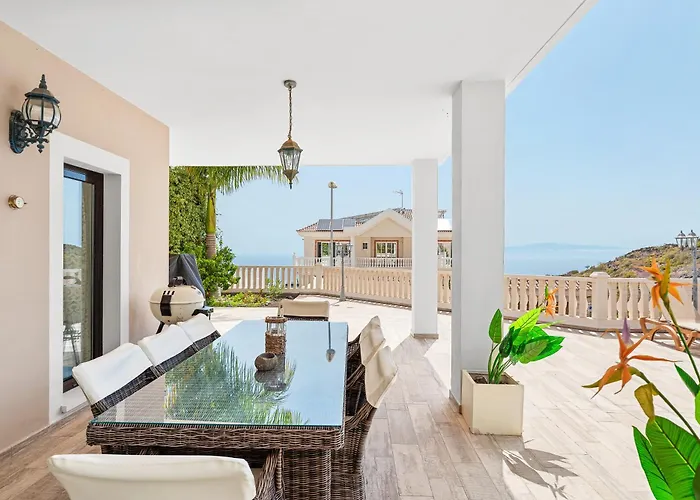 Vista Bella In Ruhiger Villengegend Mit Meerblick Адехе