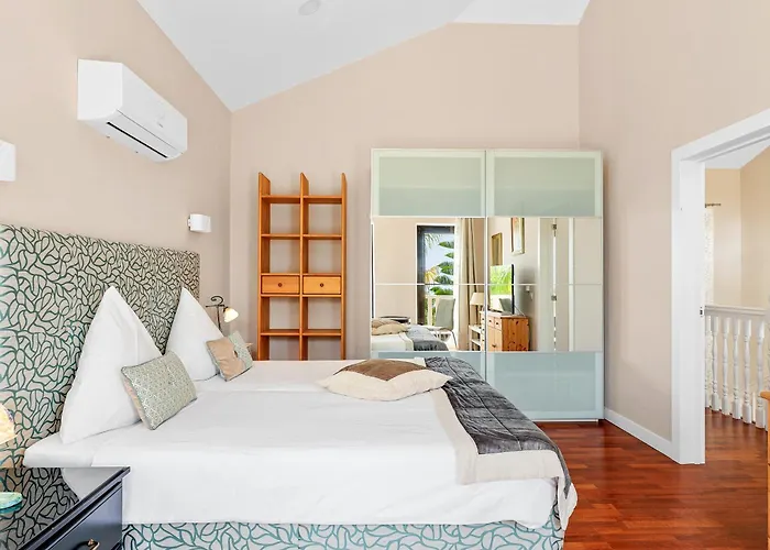 Vista Bella In Ruhiger Villengegend Mit Meerblick Вілла