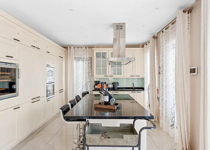 Vista Bella In Ruhiger Villengegend Mit Meerblick