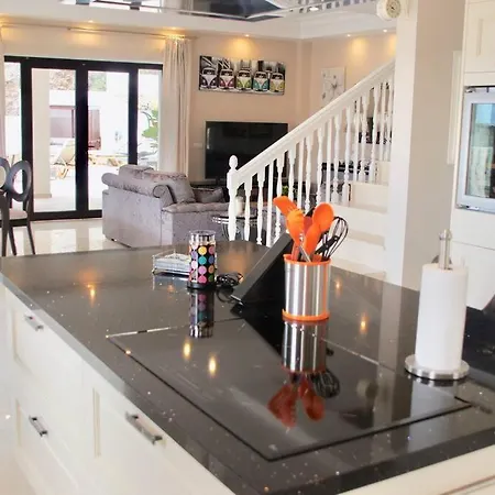 Vista Bella In Ruhiger Villengegend Mit Meerblick Costa Adeje (Tenerife)