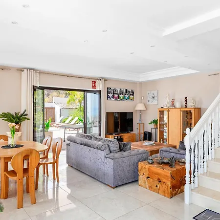 Vista Bella In Ruhiger Villengegend Mit Meerblick *